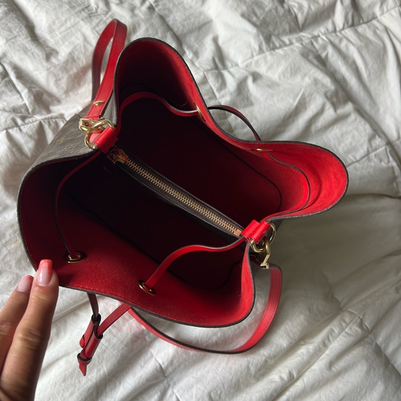 Louis Vuitton NéoNoe MM in Poppy (first time selling) brand new condition - Picture 3 of 7